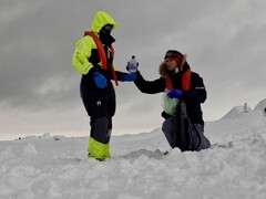 I ricercatori Mariam Naseem e Marc Neveu campionano e imbottigliano la salamoia dal ghiaccio marino in Antartide