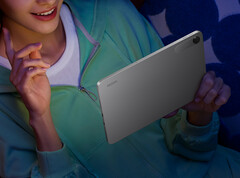 Il Redmi Pad 2 SE è disponibile su Giztop al prezzo di 229 dollari. Nella foto: un'immagine promozionale che mostra il design posteriore del tablet.