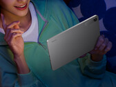 Il Redmi Pad 2 SE è disponibile su Giztop al prezzo di 229 dollari. Nella foto: un'immagine promozionale che mostra il design posteriore del tablet.