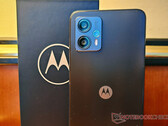 Il Moto G23, nella foto, ha un design minimalista. (Fonte: Notebookcheck)