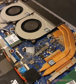 Due ventole e due heat pipe all'interno del laptop da ufficio con scheda grafica RTX