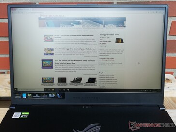 Asus ROG Zephyrus S17 utilizzo all'aperto