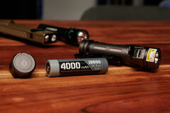 Loop Gear SK06 con una batteria 18650 e un tappo terminale magnetico