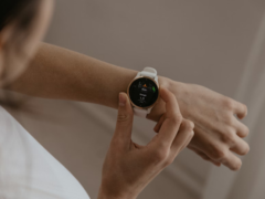 La schermata del grafico dell'app Garmin mostra anche le tendenze della frequenza cardiaca, dello stato HRV e dei livelli di batteria del corpo nel corso delle settimane. Nella foto: uno smartwatch Garmin. (Fonte immagine: Káplár Bálint Áron su Unsplash)