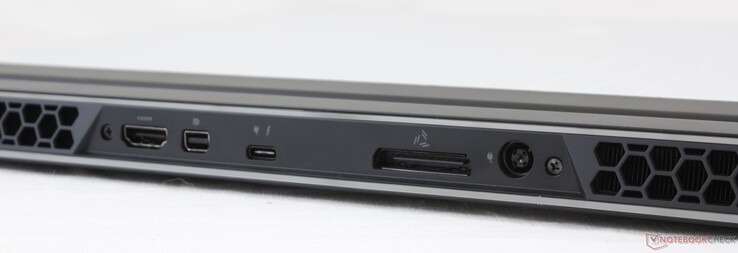 Lato posteriore: HDMI 2.0b, Mini DisplayPort 1.3, 1x Thunderbolt 3 con funzionalità di ricarica USB-C, porta Alienware Graphics Amplifier, alimentazione