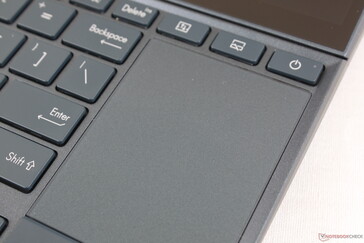 Piccolo touchpad. Non esiste un NumPad virtuale, a differenza di alcuni recenti ZenBooks