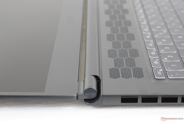 La cover può aprirsi completamente a 180 gradi a differenza della maggior parte degli altri Ultrabooks a conchiglia