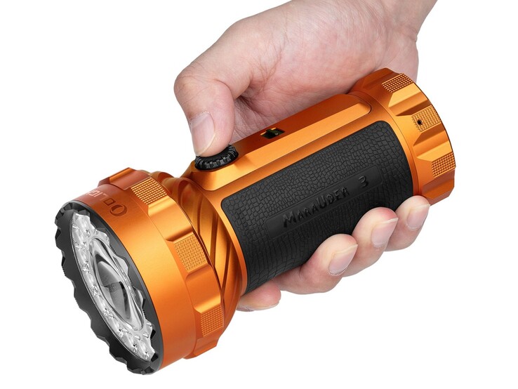 L’Olight Marauder 3 è dotato di un’impugnatura rivestita in silicone.