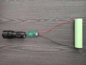 Questa torcia è dotata di una batteria agli ioni di sodio