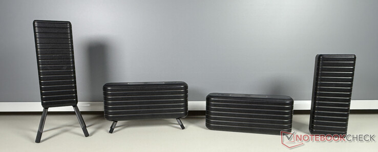 I quattro diffusori esterni sono dotati di gambe pieghevoli