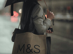 Il negozio Marks &amp;amp; Spencer nel Regno Unito, dove una violazione del fornitore ha causato un&#039;interruzione del servizio (Fonte: Unsplash/Aleksandr Rebenkov)