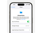 Immagine promozionale di iCloud Drive di Apple visualizzata su un iPhone su sfondo bianco. (Fonte immagine: Apple)