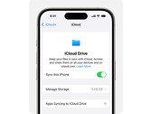 Immagine promozionale di iCloud Drive di Apple visualizzata su un iPhone su sfondo bianco. (Fonte immagine: Apple)