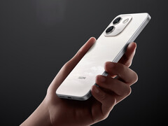 Anche il Note 17 Pro Max supporta la ricarica rapida da 100 W. Nella foto: un'immagine promozionale che mostra il retro del telefono.