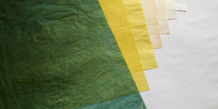 Carta washi giapponese, tinta con chitose midori, un pigmento verde tradizionale giapponese.