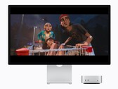 L'immagine mostra il nuovo Mac mini M6 accanto a uno Studio Display. È in riproduzione una sorta di filmato 
