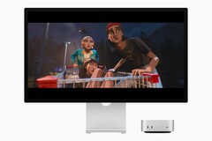 L'immagine mostra il nuovo Mac mini M6 accanto a uno Studio Display. È in riproduzione una sorta di filmato