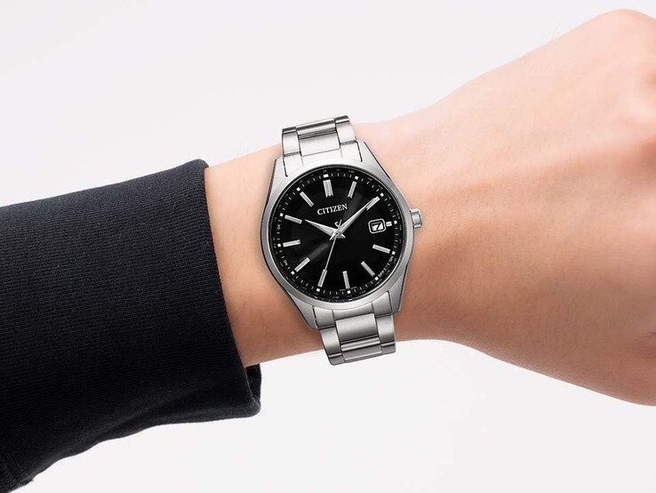 Una persona che indossa al polso l’orologio Citizen-CB0300-53E con quadrante nero.