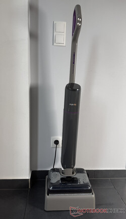 Eureka FloorShine 830 presso la sua stazione di ricarica e autopulizia.