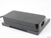 I mattoni di alimentazione esterna per i computer portatili stanno diventando un po' chonky. Questo adattatore MSI misura 18 x 8,5 x 3,5 cm e pesa poco meno di 1 kg