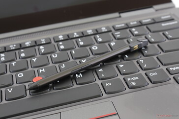 La penna integrata è maneggevole e sempre disponibile, ma è più sottile e più difficile da impugnare rispetto alla Surface Pen