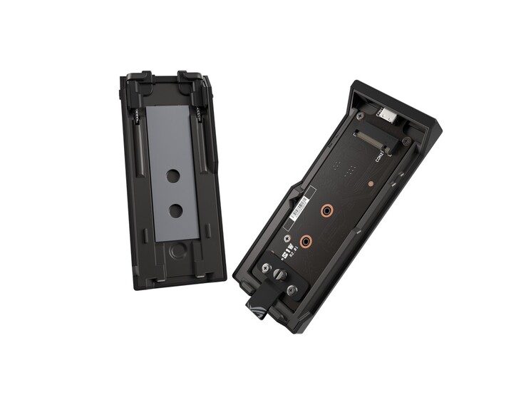 L'Asus ROG Strix Aiolos mostra il pad termico interno e il connettore M.2