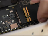 L'"SSD rimovibile" nel Mac Studio è solo un modulo di archiviazione grezzo con controller/ponti NAND. (Fonte: Max Tech su YouTube)