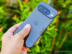 Il Pixel 10 potrebbe avere una minore durata della batteria dopo l'applicazione dell'aggiornamento di Google del marzo 2026.