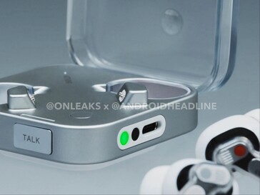 Vista laterale del Nothing Ear bianco (3) nella custodia argentata che mostra la porta USB. (Fonte immagine: Android Headlines)