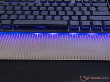 Luci RGB che filtrano attraverso il tappetino per mouse in silicone satinato.