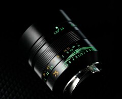 L'obiettivo 7Artisans 75 mm f/1.25 di seconda generazione è dotato di scritte fosforescenti. (Fonte: 7Artisans)
