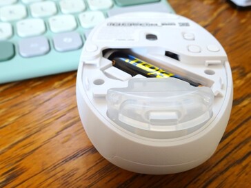 La fiala di profumo è dotata di uno sfiato posteriore. (Fonte: Notebookcheck)