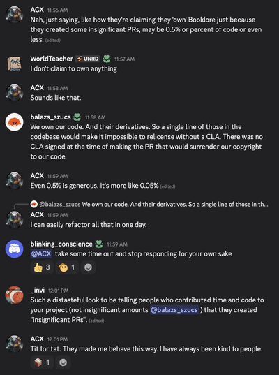 Un estratto di una conversazione su discord con lo sviluppatore di Booklore in merito alle modifiche del contratto di licenza e all'obbligo di coprire i contributi della comunità con un CLA