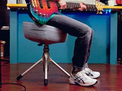 Lo sgabello Throne X di Cooler Master vibra al ritmo della musica eseguita o del suo metronomo interno per migliorare l'immersione musicale. (Fonte: Cooler Master)