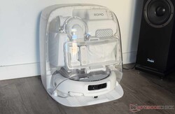 Il robot aspirapolvere è in attesa nella sua stazione.