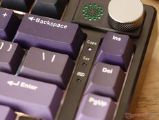 Gli indicatori luminosi mostrano il blocco delle maiuscole, il blocco dello scorrimento e le notifiche della batteria. 