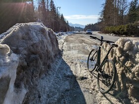 L'UB77 non è stato risparmiato nel test. I pneumatici Zaffiro montati hanno convinto con riserve di aderenza sorprendenti, anche sui residui di neve.