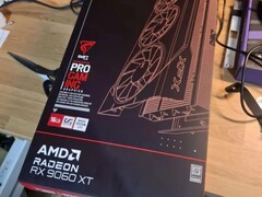 La variante XFX Pro Gaming della prossima Radeon RX 9060 XT. (Fonte immagine: uesato_hinata su Reddit)