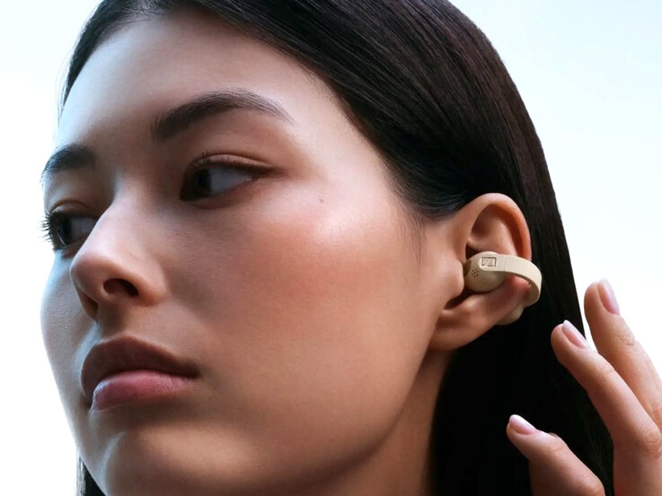 Le cuffie Sennheiser Accentum Clip sono progettate per rimanere al loro posto anche durante l’allenamento, consentendo al contempo a chi le indossa di sentire i rumori circostanti per motivi di sicurezza.
