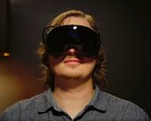 Giocatore raffigurato mentre indossa il visore VR Steam Frame
