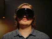 Giocatore raffigurato mentre indossa il visore VR Steam Frame