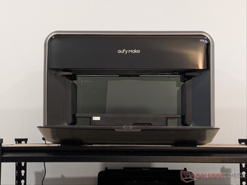 stampante UV eufyMake E1 con la porta anteriore aperta.