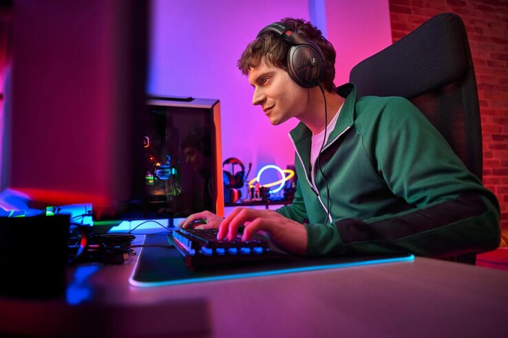 La nuova variante delle cuffie Sennheiser HD 620S presenta dettagli rossi su tutta la superficie.