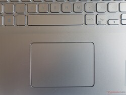 Asus VivoBook 17: l'accurato Clickpad misura 10,5 x 7,4 mm (~4,1 x 2,9 in)