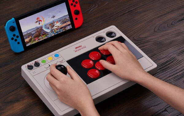 L'Arcade Stick di 8BitDo collegato a un Nintendo Switch. (Fonte: 8BitDo)