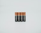 I ricercatori cinesi sviluppano un'innovativa tecnologia di ringiovanimento delle batterie, che ne prolunga la durata di vita del 600 percento. Nella foto: Un set di batterie Duracell AA di tipo consumer. (Fonte immagine: Claudio Schwarz, Unsplash)