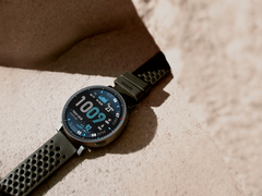 Lo smartwatch Amazfit Active Max, raffigurato su uno sfondo roccioso. (Fonte: Amazfit)
