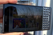 Utilizzo del BlackBerry KEY2 LE all'esterno a luminosità media del display