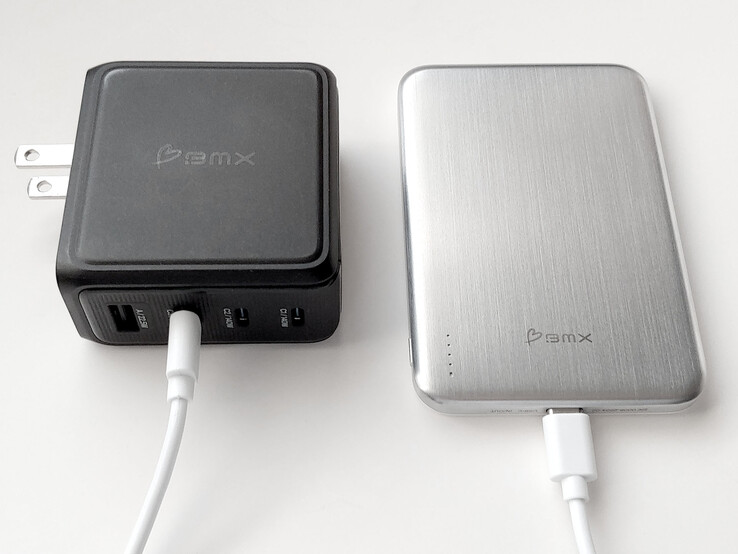 Caricatore USB BMX GaNSTA 140W con il power bank BMX SolidSafe Air.