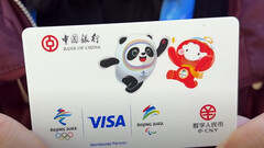 Portafoglio digitale di yuan sotto forma di carta VISA (immagine: WSJ/YouTube)